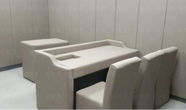 审讯室的软包墙和软包桌椅的材质